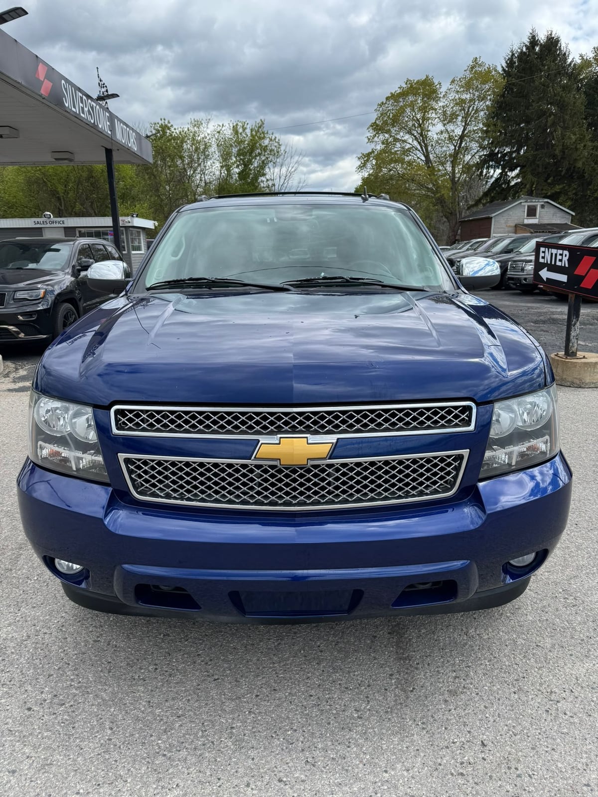 2013 Chevrolet Avalanche LTZ BLACK DIAMOND EDITION 4X4 CREW CAB BLUE front exterior view with chrome grille and headlights at dealership lot.