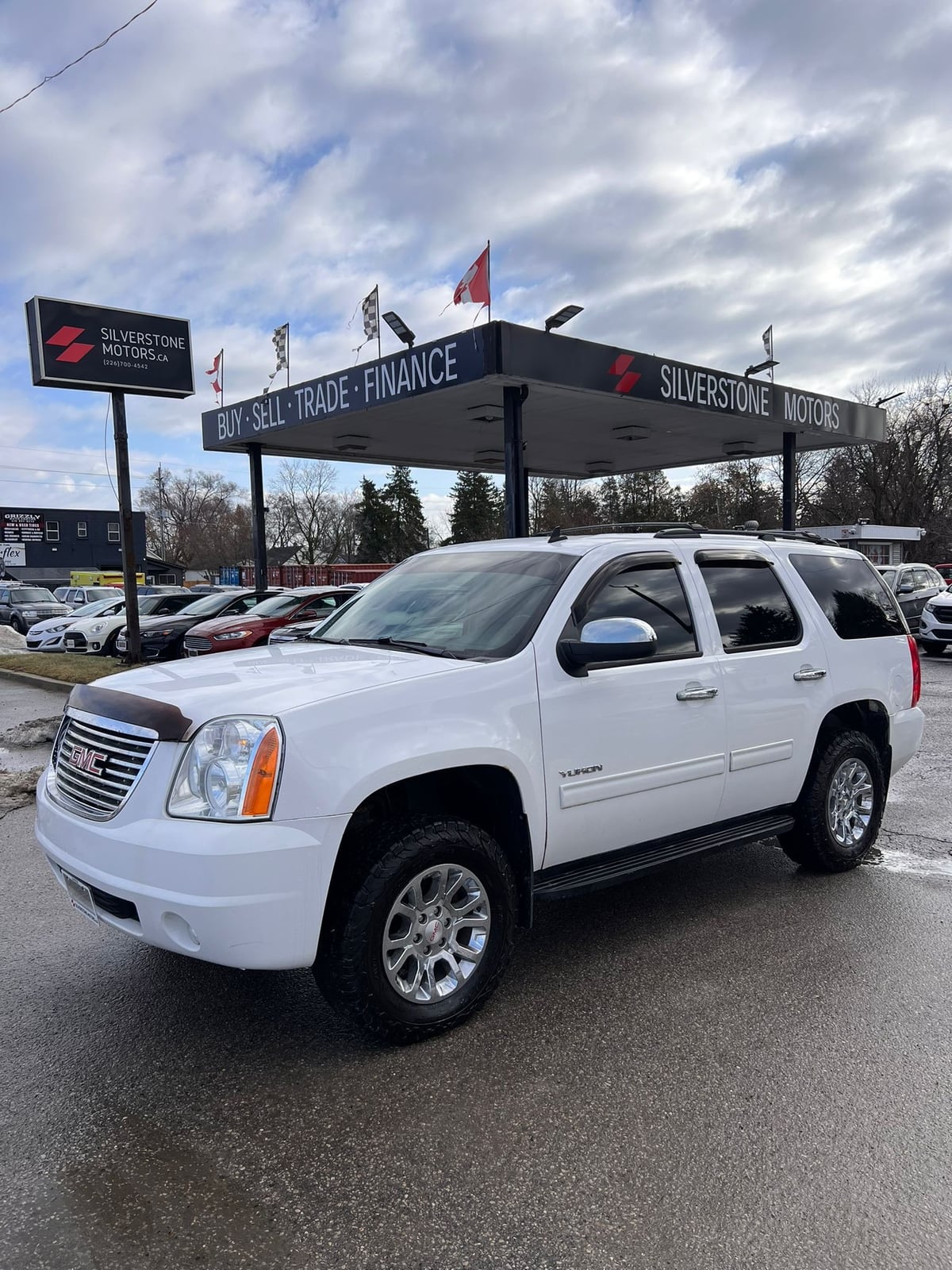 2014 GMC YUKON SLE 4DR White front three-quarter exterior view at dealership with chrome wheels and black side trim.