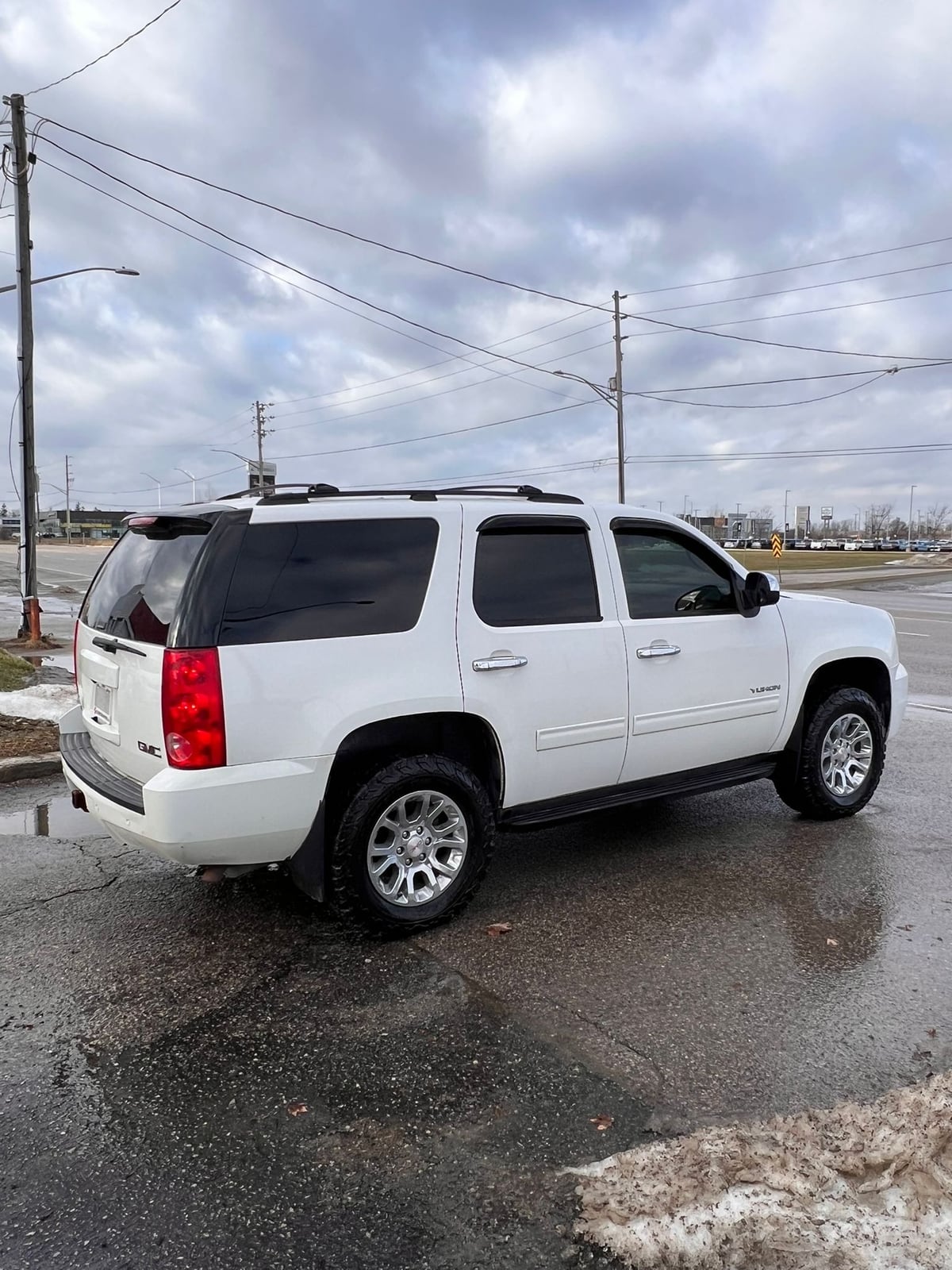 2014 GMC YUKON SLE 4DR White rear three-quarter exterior view with chrome wheels parked in commercial lot.