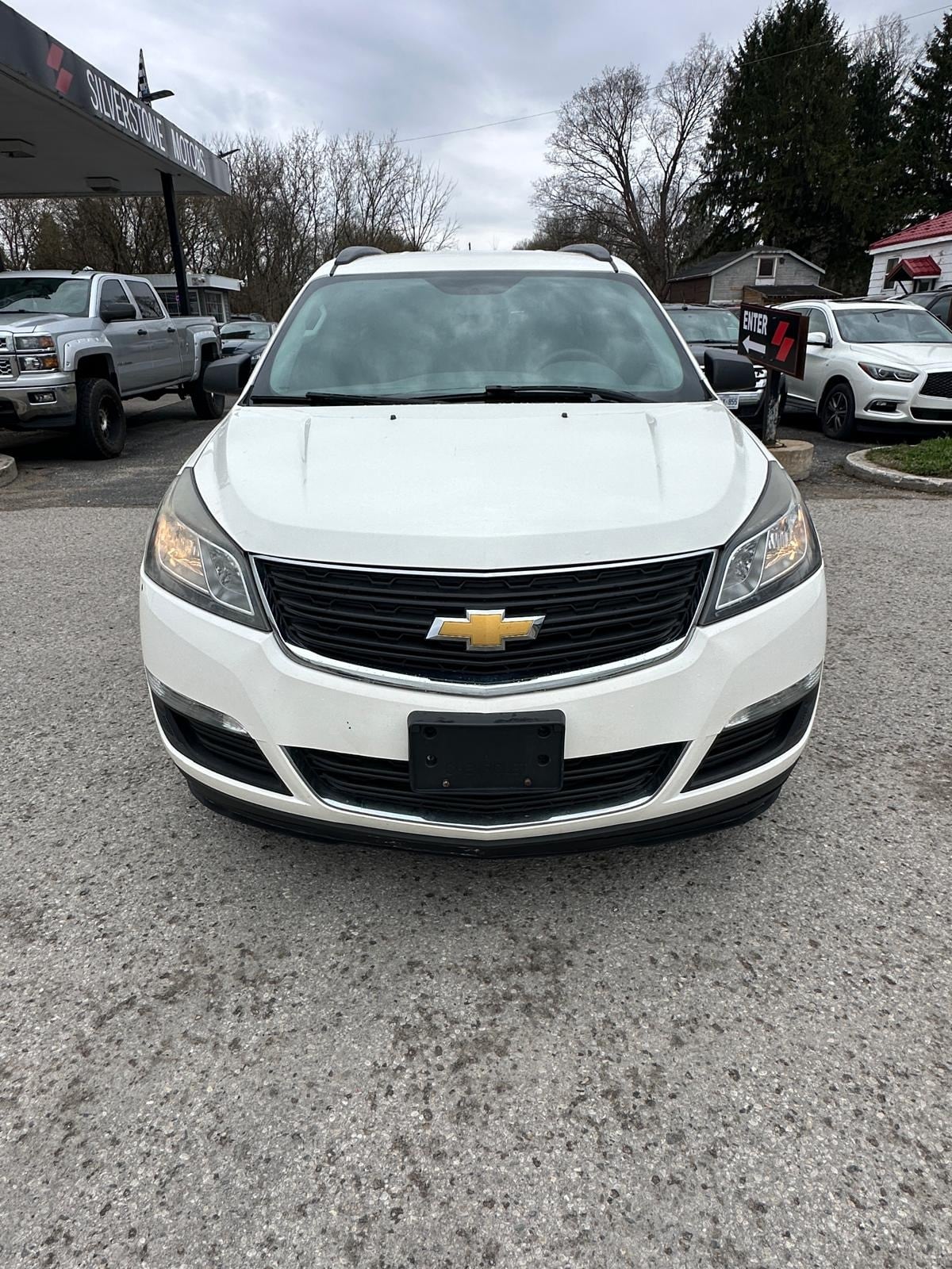 2015 Chevrolet TRAVERSE LS AWD - Photo 2